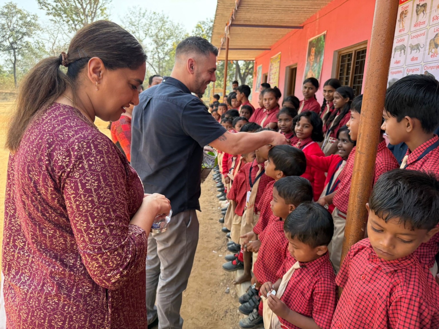 Craig Bennett visitando niños durante una misión