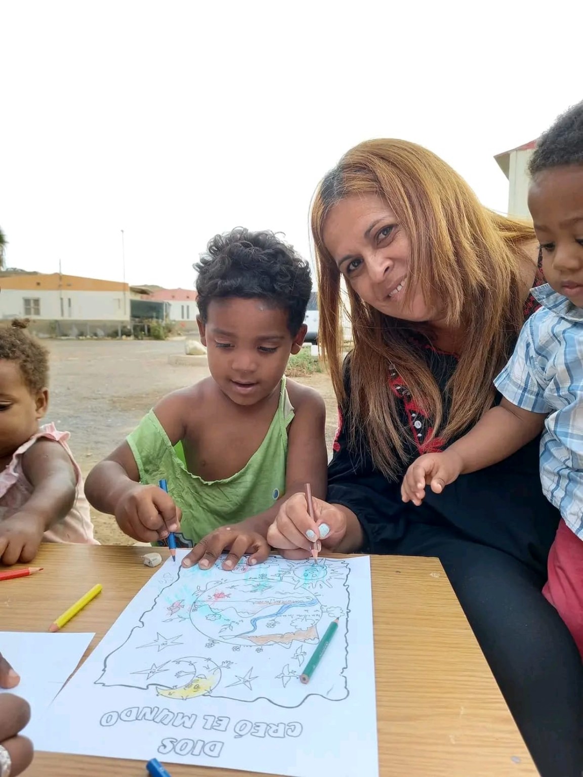 Débora compartiendo con niños